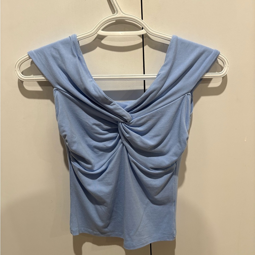 Blue twist top